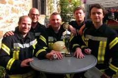 Freude über den ersten Pokal bei einem CTIF-Wettbewerb.