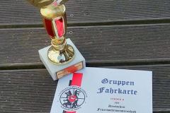 Pokal und \"Fahrkarte\" zur Deutschen Meisterschaft 2016.