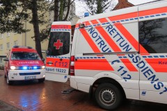 Fahrzeuge von Feuerwehr und Rettungsdienst beim zweiten Alarm an der Einsatzstelle.