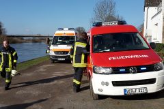 Einsatzkräfte und Einsatzfahrzeuge am Bollwerk.
