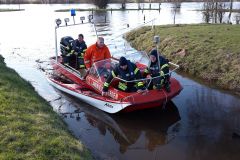 Das gekenterte Kanu wurde von der Feuerwehr gesichert und wird beim Verdener -Motorboot-Verein an Land gebracht.