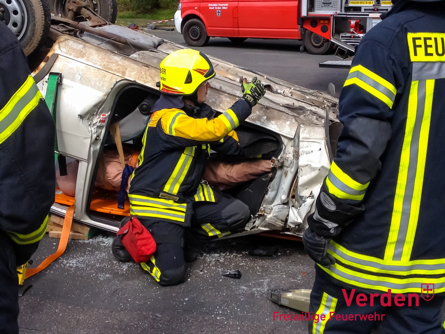 Unter Anleitung eines Fachausbilders für Verkehrsunfallrettung wurde der Praxisteil durchgeführt.