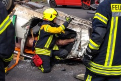 Unter Anleitung eines Fachausbilders für Verkehrsunfallrettung wurde der Praxisteil durchgeführt.