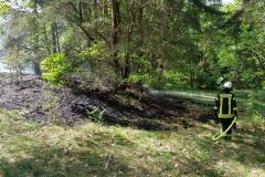 Feuerwehrleute löschen einen der Brände im Stadtwald ab.