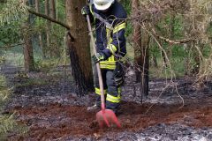 Auch Feuerpatschen und Schaufeln wurden eingesetzt um die Brände zu löschen bzw. Glutnester freizulegen.