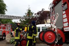 Unter Atemschutz und mit der Drehleiter wurde die Menschenrettung durchgeführt.