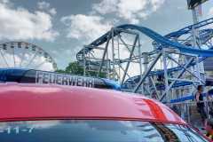 Einsatzleitwagen der Feuerwehr Verden vor der Achterbahn.