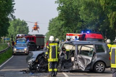 Der Rettungshubschrauber landet auf der Autobahnbrücke hinter der Unfallstelle.