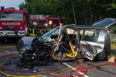 Der PKW wurde bei dem Unfall stark zerstört, das linke Vorderrad wurde sogar herausgerissen.
