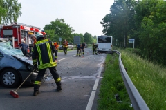 Aufräumarbeiten an der Unfallstelle, ein riesiges Trümmerfeld mussten die Feuerwehrkräfte beseitigen.