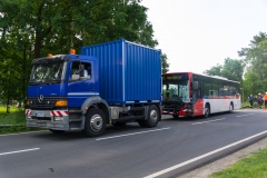 Der ebenfalls stark beschädigte Schulbus wurde in eine Werkstatt geschleppt.