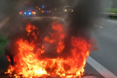 Der brennende PKW kurz nach dem Eintreffen der Feuerwehr.