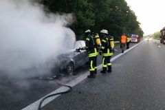 Löscharbeiten am PKW.