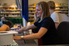 Schriftführerin Anika Puchter an der Kasse des „dm“-Marktes am Fachmarkzentrum.