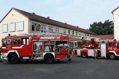 Einsatzfahrzeuge vor der Klaus Störtebecker Schule. Die Drehleiter wurde zur Menschenrettung eingesetzt.