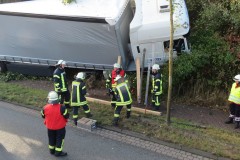 Arbeiten zur Sicherung des Unfallfahrzeuges.