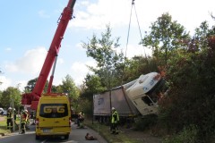 Bergung des Unfallfahrzeuges mittels Kran.