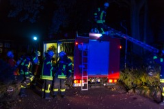 Feuerwehrleute rüsten sich mit Atemschutz aus.