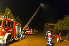 Die Drehleiter wird zur Brandbekämpfung in Stellung gebracht.