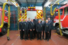 Die Führung der Feuerwehr mit Bürgermeister und den geehrten Kameraden: Peter Schmidt, Jürgen Barkfrede, Tobias Burmeister, Klaus Görz, Ingolf Porth, Friedhelm Schol, Lutz Brockmann, Heinz Müller, Torben Voigt (von links).