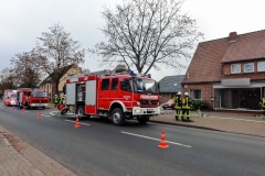 Blick auf die Einsatzstelle mit Einsatzkräften und -fahrzeugen.