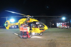 Der Rettungshubschrauber ist auf dem ausgeleuchtetem Warwickplatz gelandet.