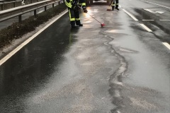 Die Ölspur wird abgestreut.