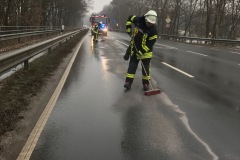 Die Ölspur wird abgestreut.