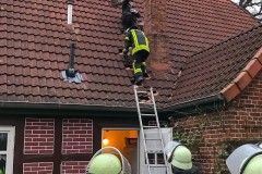 Schornsteinbrand am Nachmittag, das Brandgut wurde von einem Schornsteinfeger herausgekert und anschließend von der Feuerwehr gelöscht.