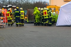 Nur mit Chemikalienschutzanzügen geschützt konnten die Arbeiten vor Ort durchgeführt werden.