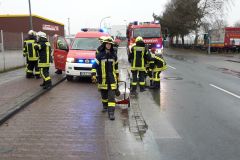 Einsatzkräfte der Feuerwehr Verden streuen die Kraftstoffspur im Bereich der Max-Planck-Straße ab.