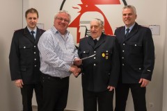 Ortsbrandmeister Martin Rust, Kreisbrandmeister Hans-Hermann Fehling, Hermann Junge und der Stellvertretende Ortsbrandmeister Harald Kramer (v.l.).