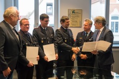 Ordnungsamtsleiter Rüdiger Nodorp, Sven Nesslinger, Axel Rickel, Joachim Hustedt und Bürgermeister Lutz Brockmann bei der Vereidigung/Verabschiedung (v.l.).
