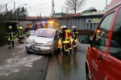 Einsatzkräfte der Feuerwehr streuen nach dem Verkehrsunfall auslaufende Betriebsstoffe ab.