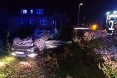 In der Straße Dovemühlen war dieser PKW von der Fahrbahn abgekommen und in einem Vorgarten zu liegen gekommen.