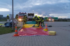 Einsatzkräfte beim Aufbau der Dekontaminationsstrecke zur Reinigung eingesetzter Chemikalienschutzanzüge.