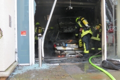 Ablöschen des brennenden PKW im Eingangsbereich des Rathauses.