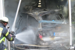 Das Fahrzeug wurde im Einsatzverlauf aus dem Eingangsbereich herausgezogen um Nachlöscharbeiten an diesem durchführen zu können.