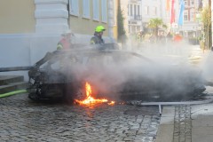 Flamme am herausgezogenen PKW.