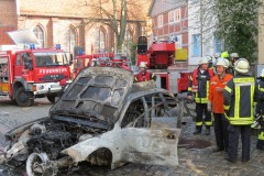 Ausgebrannter PKW, Einsatzkräfte vor Ort.