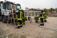 Aufbau der Rettungsplattform an einem LKW.