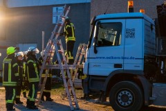 Aufbau der Rettungsplattform an einem LKW.