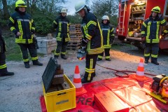 Geschicklichkeitsübung mit hydraulischem Rettungsgerät – ein Tischtennisball muss mit dem Spreizgerät transportiert werden ohne ihn zu zerdrücken.