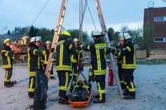 – Simulierte Schachtrettung mit Bockleiter und Flaschenzug.