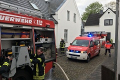Einsatzfahrzeuge in der Fabrikstraße.