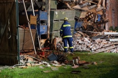 Ein speziell ausgebildeter Trümmersuchhund des THW im Einsatz.