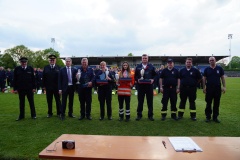 Siegerfoto der vier besten Gruppen mit Bürgermeister Lutz Brockmann, den drei Ortsbrandmeistern der Verdener Ortsfeuerwehr (rechts) sowie Landes- und Bundeswettbewerbsleiter (links).
