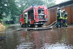 Ein Pferdestall lief bei Alarmierung der Feuerwehr bereits voll mit Wasser, auch hier konnte durch den schnellen Einsatz von Pumpen größer Schaden verhindert werden.