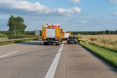 Unfallspuren auf der Straße und im Seitenraum.
