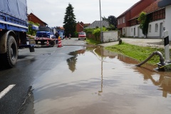 Am Donnerstagmorgen zeigten die getroffenen Maßnahmen Wirkung - der Wasserpegel im Ort sank deutlich.